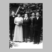 104-0031 Luise Kloss mit ihren Kindern Harry, Elfriede, Helmut und Heinz.jpg